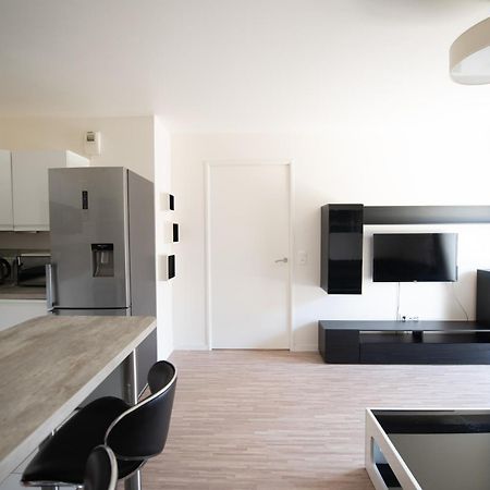 Appartements De 2 Ou 3 Chambres A 40 Minutes De Paris Courcouronnes Habitación foto